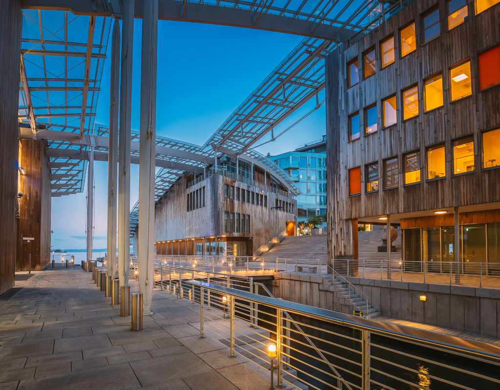 Lais Puzzle - Oslo, Norwegen. Astrup Fearnley Museum für moderne Kunst, mehrstöckige Wohnhäuser in Aker Brygge Bezirk im Sommer Abend - 40, 100, 200, 500, 1.000 & 2.000 Teile p-308881