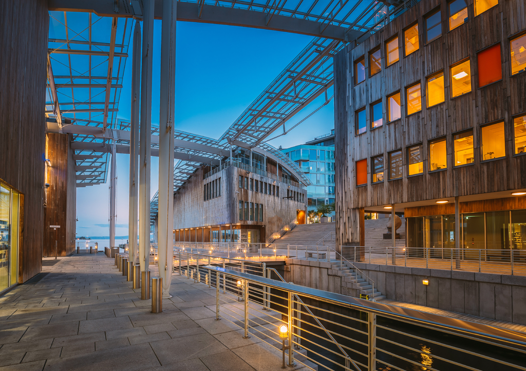 Lais Puzzle - Oslo, Norwegen. Astrup Fearnley Museum für moderne Kunst, mehrstöckige Wohnhäuser in Aker Brygge Bezirk im Sommer Abend - 1.000 Teile p-308885