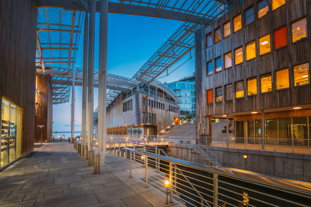 Lais Puzzle - Oslo, Norwegen. Astrup Fearnley Museum für moderne Kunst, mehrstöckige Wohnhäuser in Aker Brygge Bezirk im Sommer Abend - 2.000 Teile p-308886