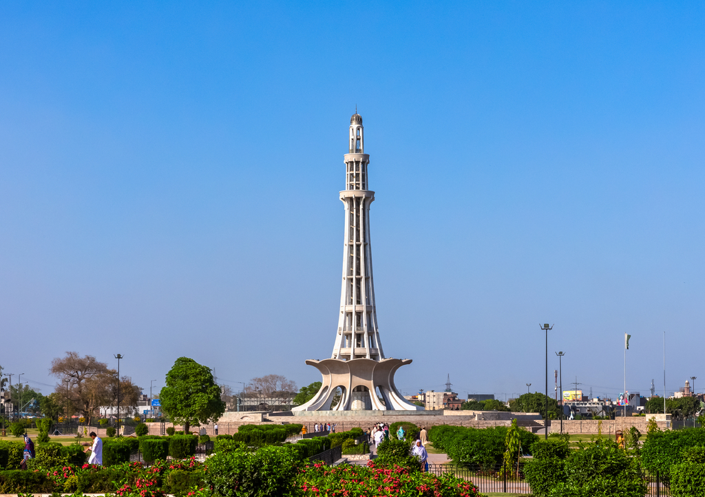Lais Puzzle - Minar-e-Pakistan, ein Nationaldenkmal in Lahore, Pakistan, vor dem Hintergrund des blauen Himmels - 1.000 Teile p-309995