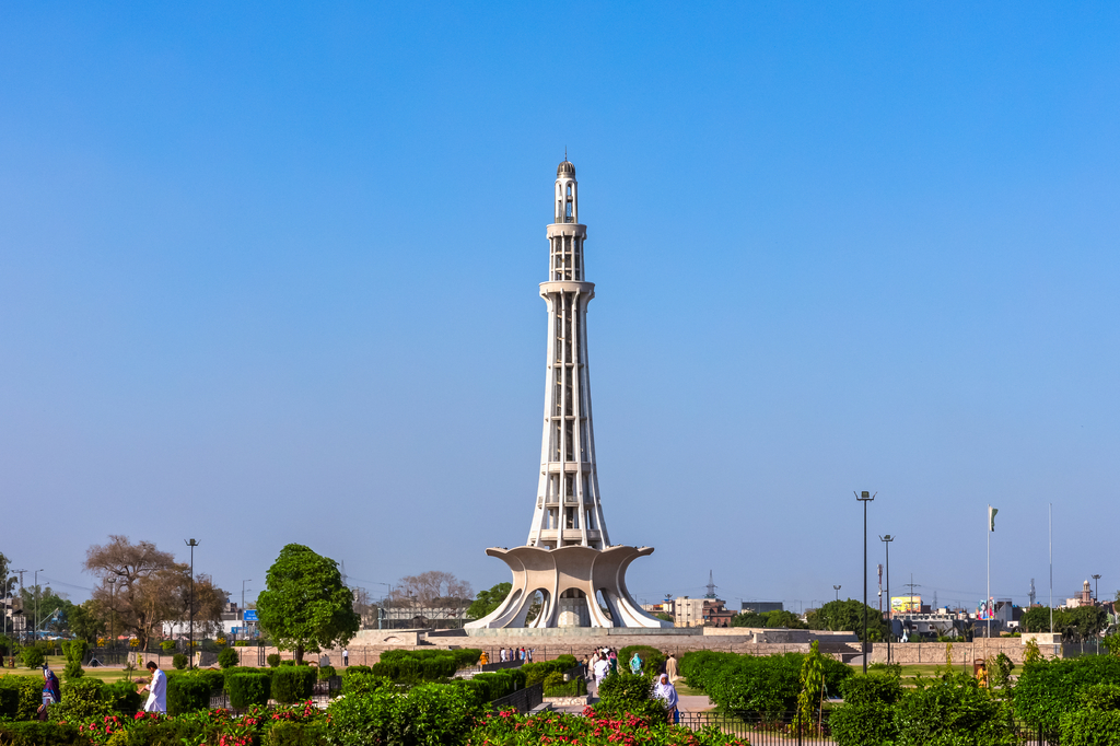 Lais Puzzle - Minar-e-Pakistan, ein Nationaldenkmal in Lahore, Pakistan, vor dem Hintergrund des blauen Himmels - 2.000 Teile p-309996