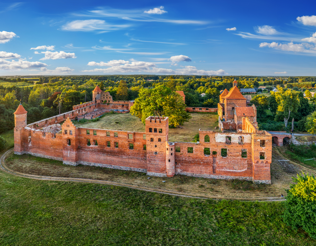 Lais Puzzle - Ruinen einer mittelalterlichen Burg in Szymbark bei Iława - 40, 100, 200, 500, 1.000 & 2.000 Teile p-311311