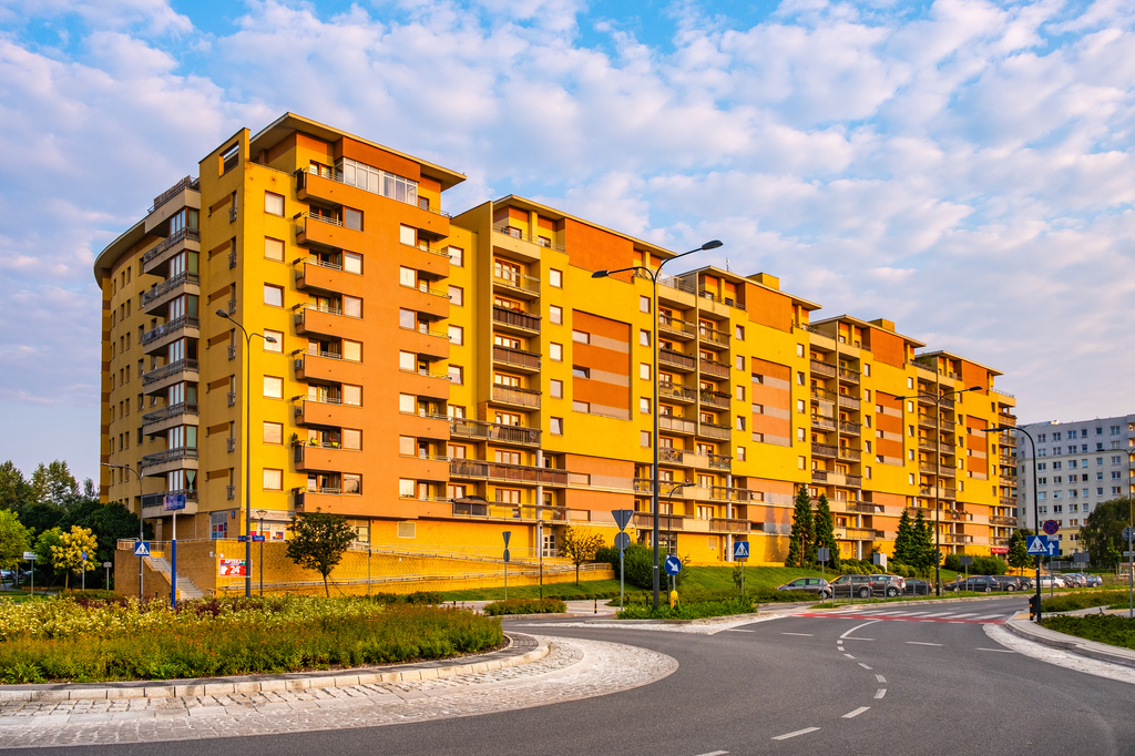 Lais Puzzle - Intensive Wohnbebauung im Stadtteil Ursynow an der Gandhi-Straße in der Nähe des Waldes Las Kabacki in Warschau in Zentralpolen - 2.000 Teile p-311370