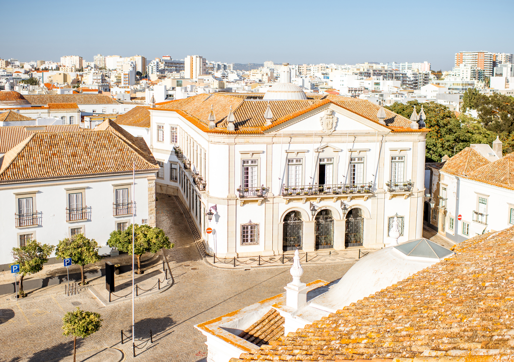 Lais Puzzle - Stadtansicht von oben auf die Altstadt mit schönen Dächern in Faro im Süden Portugals - 1.000 Teile p-311705