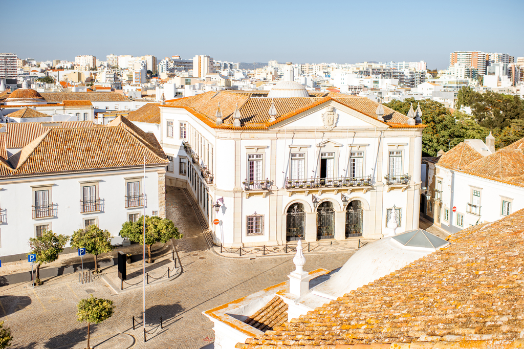 Lais Puzzle - Stadtansicht von oben auf die Altstadt mit schönen Dächern in Faro im Süden Portugals - 2.000 Teile p-311706