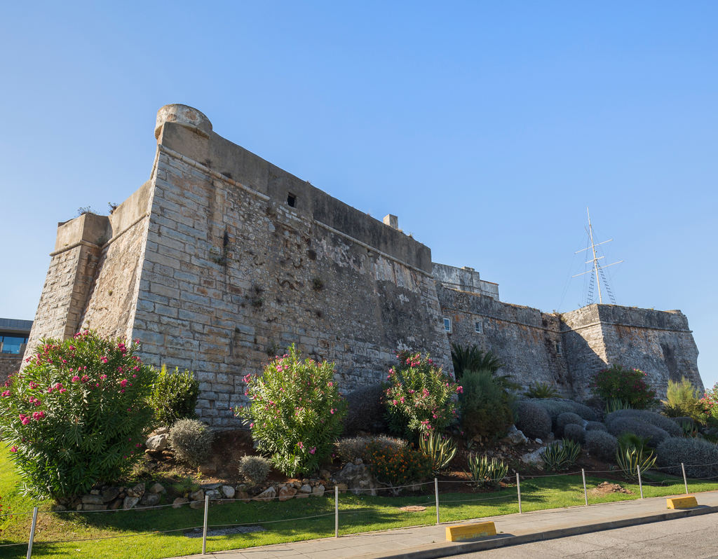 Lais Puzzle - Alte Steinmauern der Zitadelle von Cascais (Cidadela de Cascais) in Cascais, Portugal, an einem sonnigen Tag im Sommer - 40, 100, 200, 500, 1.000 & 2.000 Teile p-311971