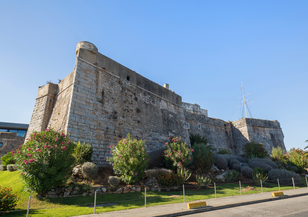 Lais Puzzle - Alte Steinmauern der Zitadelle von Cascais (Cidadela de Cascais) in Cascais, Portugal, an einem sonnigen Tag im Sommer - 1.000 Teile p-311975