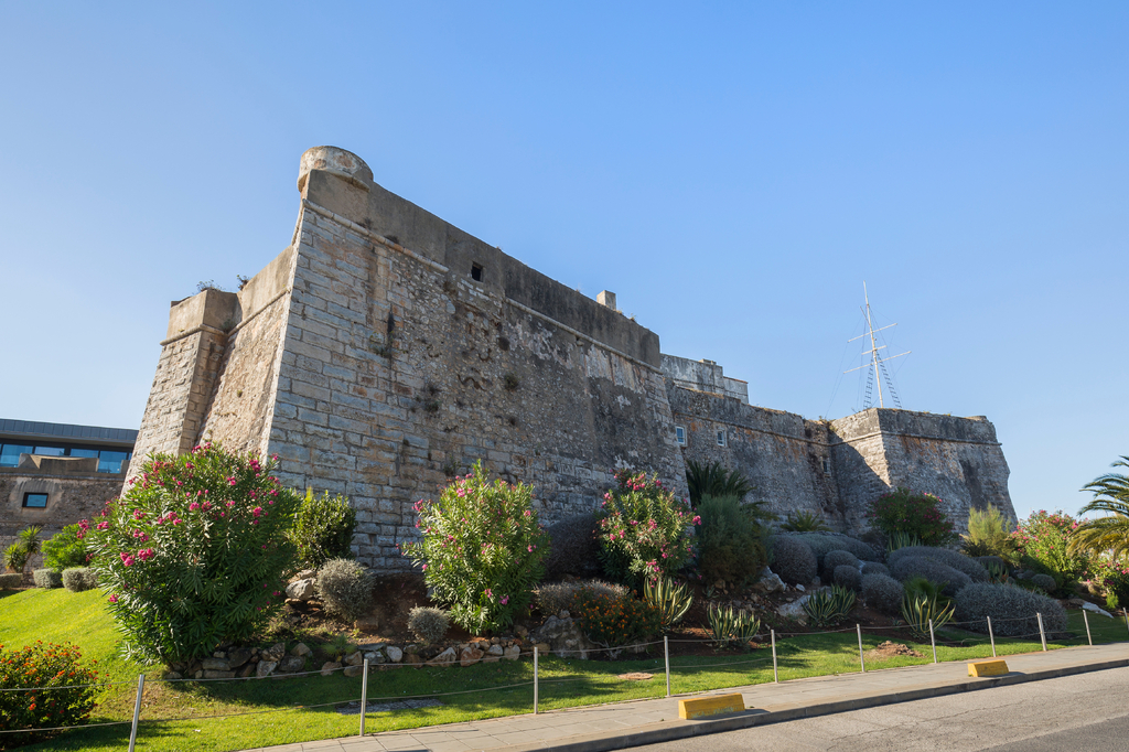 Lais Puzzle - Alte Steinmauern der Zitadelle von Cascais (Cidadela de Cascais) in Cascais, Portugal, an einem sonnigen Tag im Sommer - 2.000 Teile p-311976