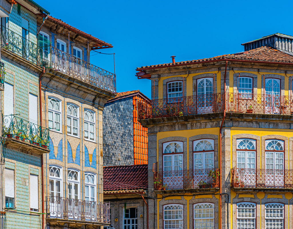 Lais Puzzle - Bunte Häuserfassaden in Guimaraes, Portugal - 40, 100, 200, 500, 1.000 & 2.000 Teile p-312031