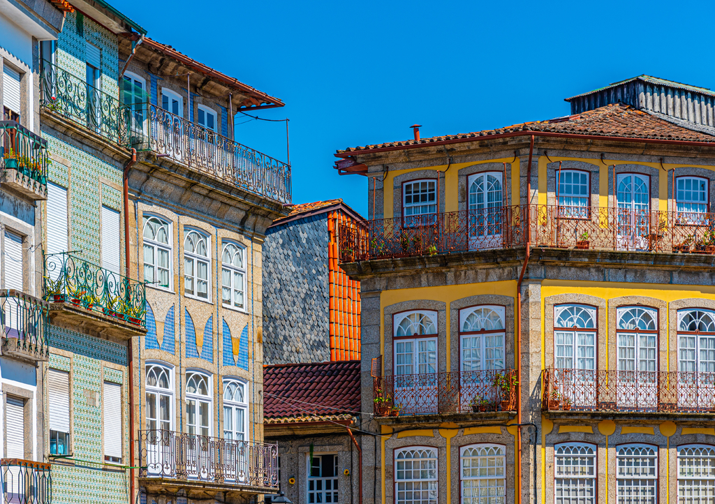 Lais Puzzle - Bunte Häuserfassaden in Guimaraes, Portugal - 1.000 Teile p-312035