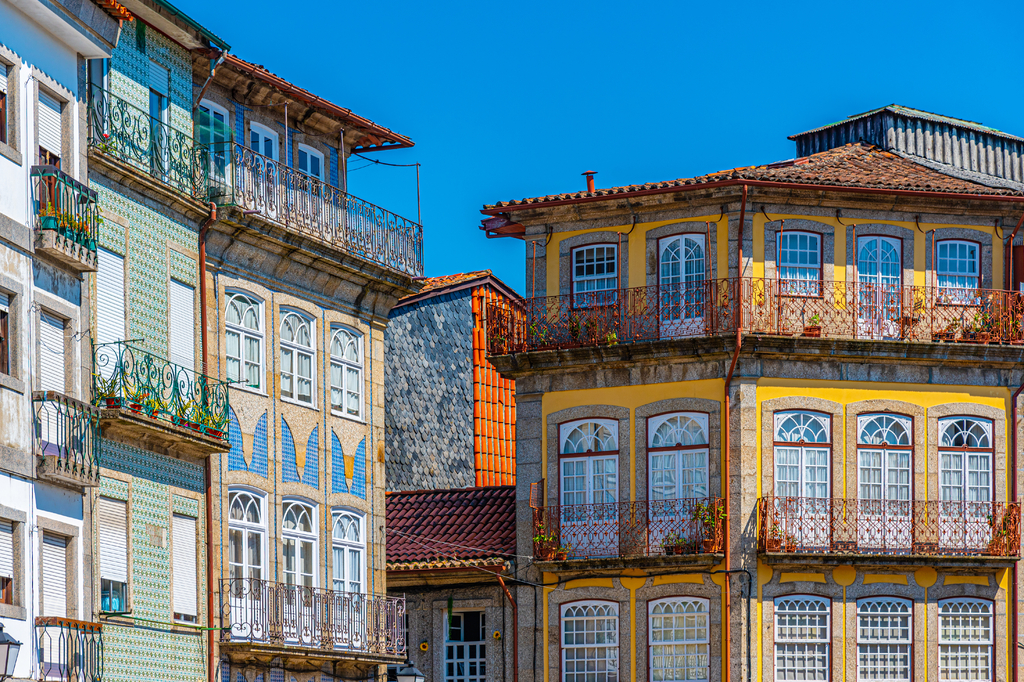 Lais Puzzle - Bunte Häuserfassaden in Guimaraes, Portugal - 2.000 Teile p-312036