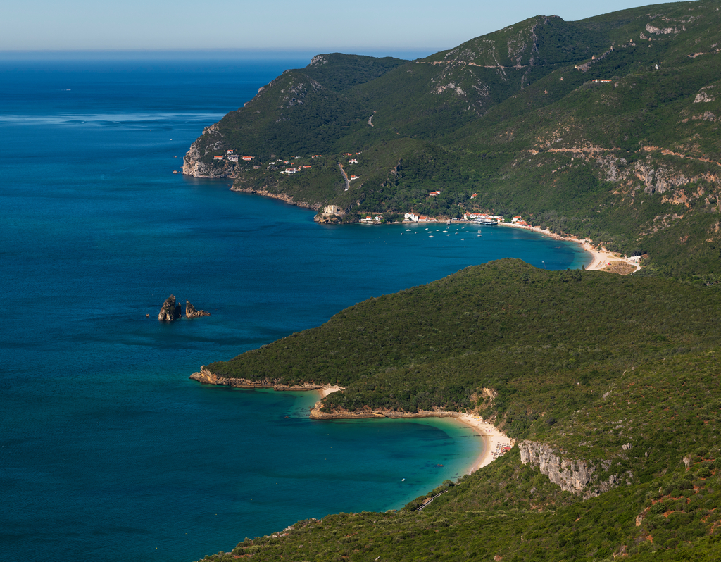 Lais Puzzle - Aussicht auf eine Bucht mit Booten im Naturpark Arrabida bei Setubal, Portugal; Konzept für Sommerurlaub und Reisen in Portugal - 40, 100, 200, 500, 1.000 & 2.000 Teile p-312199