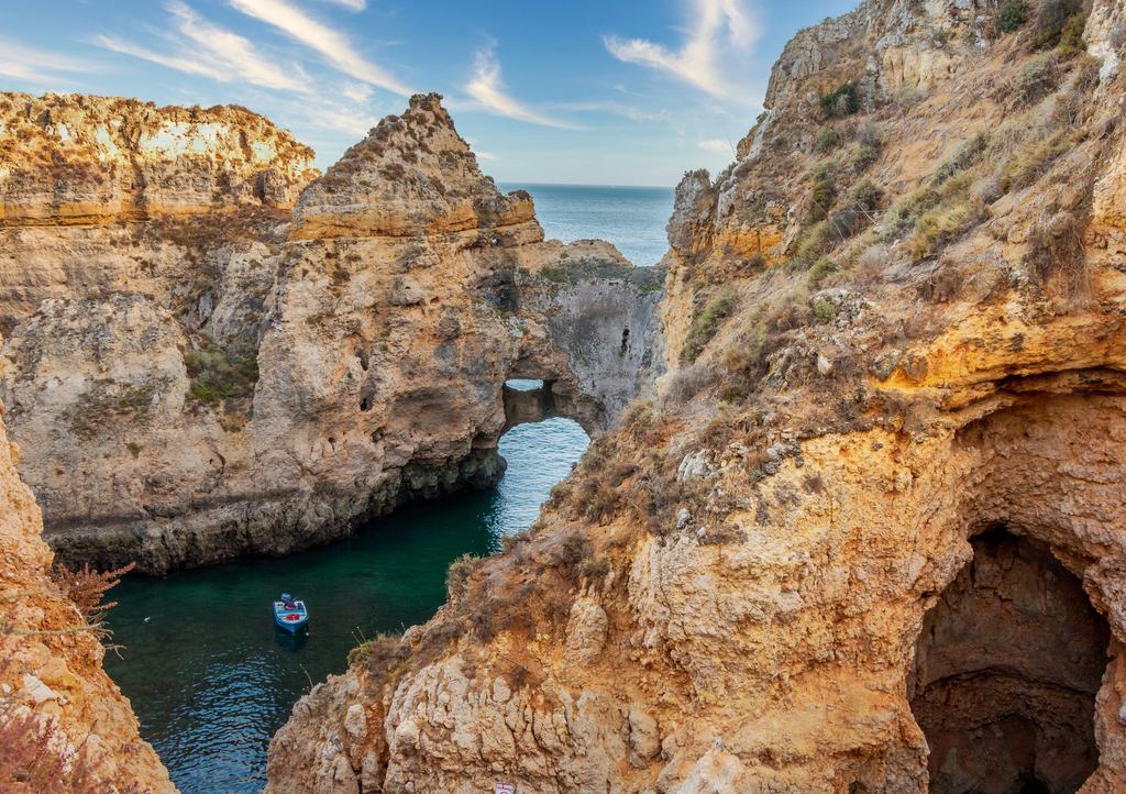 Lais Puzzle - Blaues Boot auf einer felsigen Höhle an der Ponta da Piedade, Lagos, einer der schönsten Strandabschnitte der Algarve - Portugal - 1.000 Teile p-312287