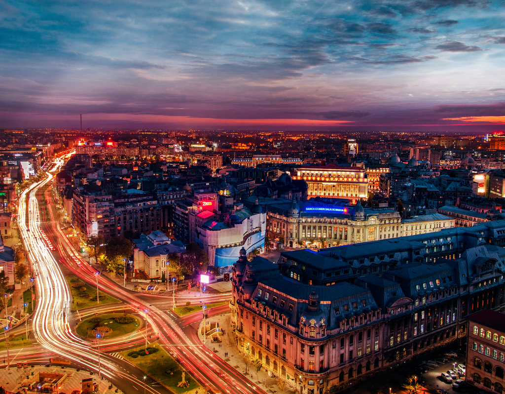 Lais Puzzle - Langzeitbelichtung des Universitätsplatzes während der Rushhour an einer belebten Kreuzung in Bukarest in der Abenddämmerung - 40, 100, 200, 500, 1.000 & 2.000 Teile p-312721
