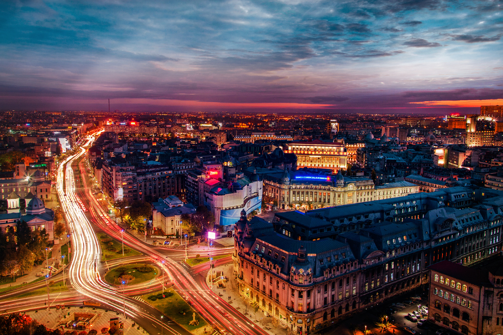 Lais Puzzle - Langzeitbelichtung des Universitätsplatzes während der Rushhour an einer belebten Kreuzung in Bukarest in der Abenddämmerung - 2.000 Teile p-312726