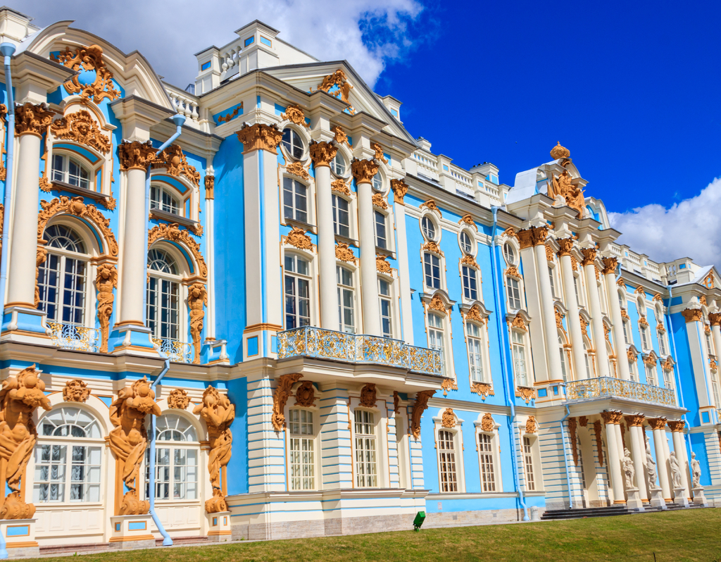 Lais Puzzle - Der Katharinenpalast ist ein Rokoko-Palast in der Stadt Zarskoje Selo (Puschkin), 30 km südlich von Sankt Petersburg, Russland. Er war die Sommerresidenz der russischen Zaren. - 40, 100, 200, 500, 1.000 & 2.000 Teile p-313027