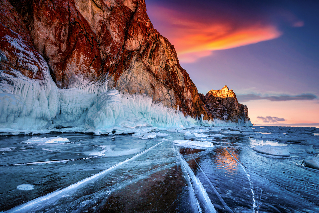 Lais Puzzle - Berglandschaft bei Sonnenuntergang mit natürlichem Eisbruch im gefrorenen Wasser des Baikalsees, Sibirien, Russland - 2.000 Teile p-313062