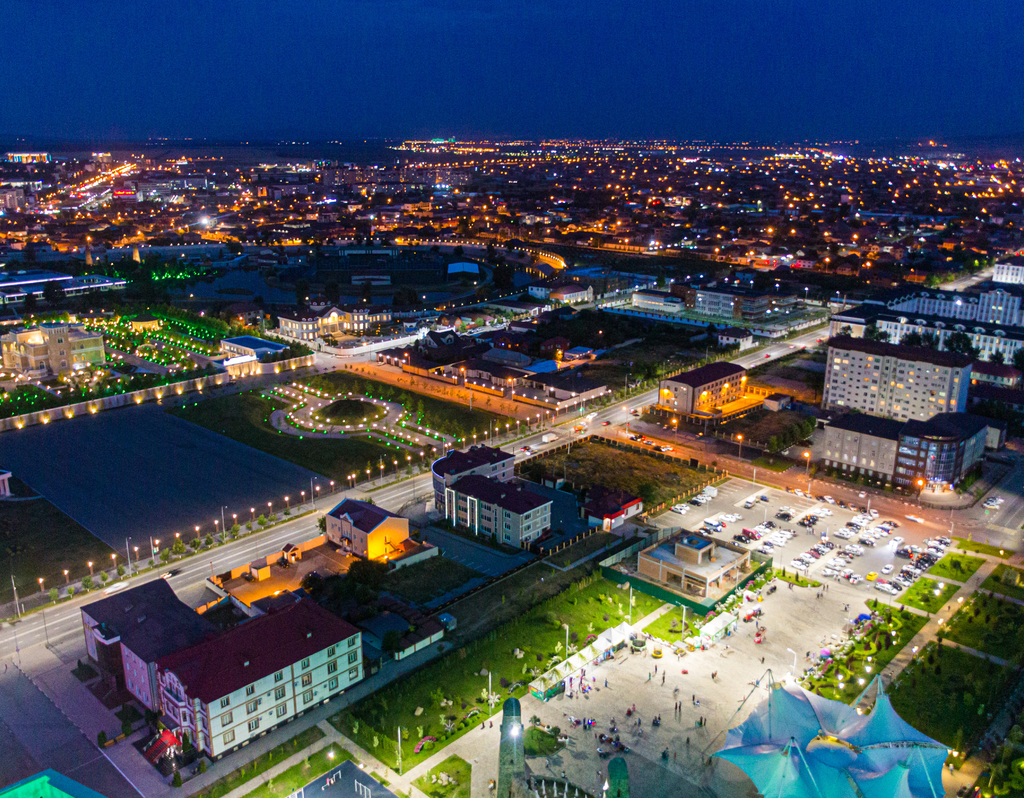 Lais Puzzle - Nachtluftaufnahme von Grosny, Russland - 40, 100, 200, 500, 1.000 & 2.000 Teile p-313099