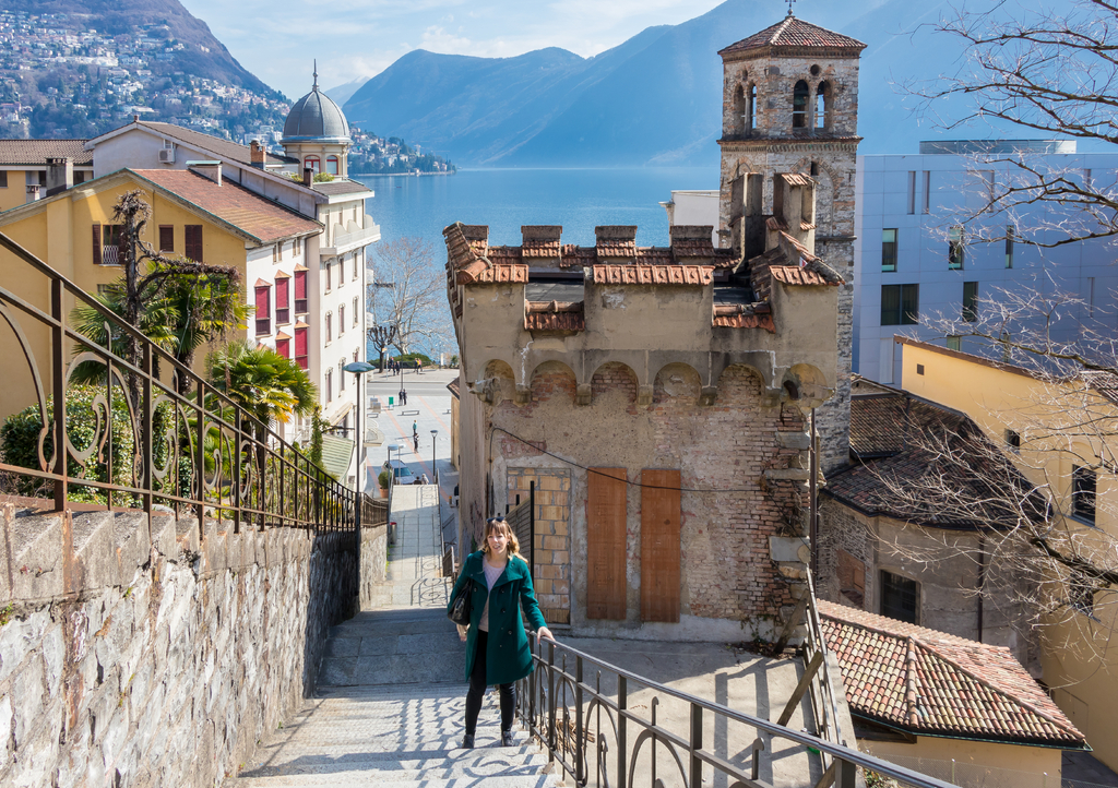 Lais Puzzle - Eine junge Frau steht vor einem alten architektonischen Gebäude in der Stadt Lugano, Schweiz - 1.000 Teile p-314327