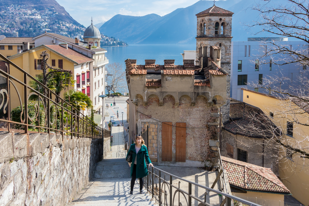 Lais Puzzle - Eine junge Frau steht vor einem alten architektonischen Gebäude in der Stadt Lugano, Schweiz - 2.000 Teile p-314328