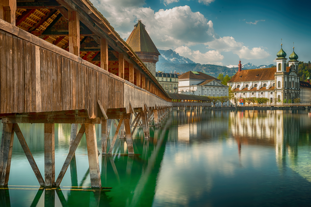 Lais Puzzle - Historisches Stadtzentrum von Luzern mit der berühmten Kapellbrücke und dem Vierwaldstattersee, Kanton Luzern, Schweiz - 2.000 Teile p-314514