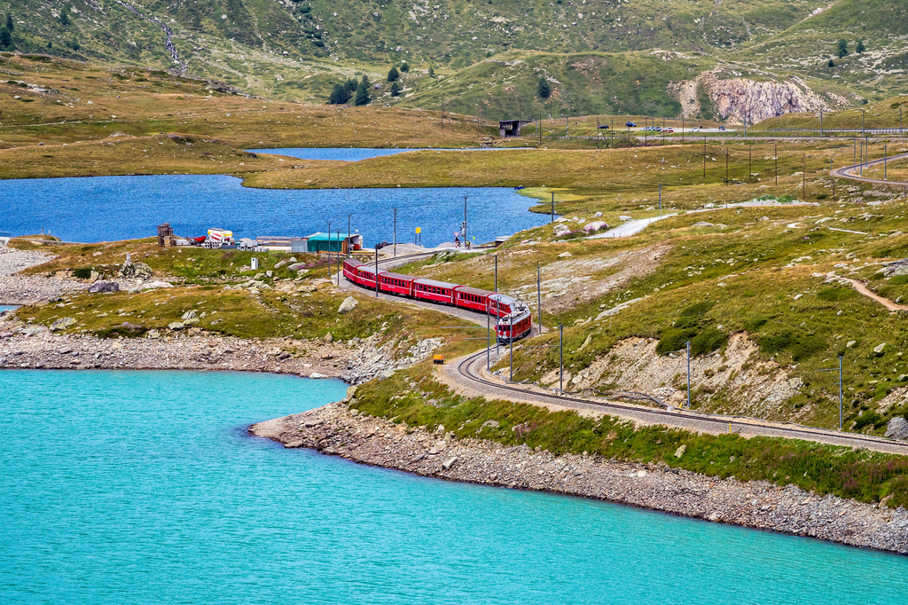 Lais Puzzle - Bernina Express am Weißen See in Ospizio Bernina, Engadin, Schweiz - 2.000 Teile p-314598