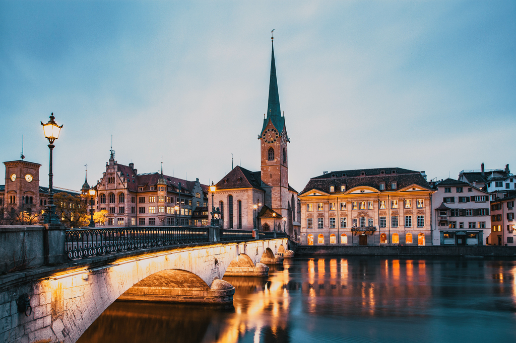 Lais Puzzle - Blick auf das historische Stadtzentrum von Zürich mit den berühmten Kirchen Fraumünster und Grossmünster und dem Fluss Limmat am Zürichsee, Kanton Zürich, Schweiz - 2.000 Teile p-314670