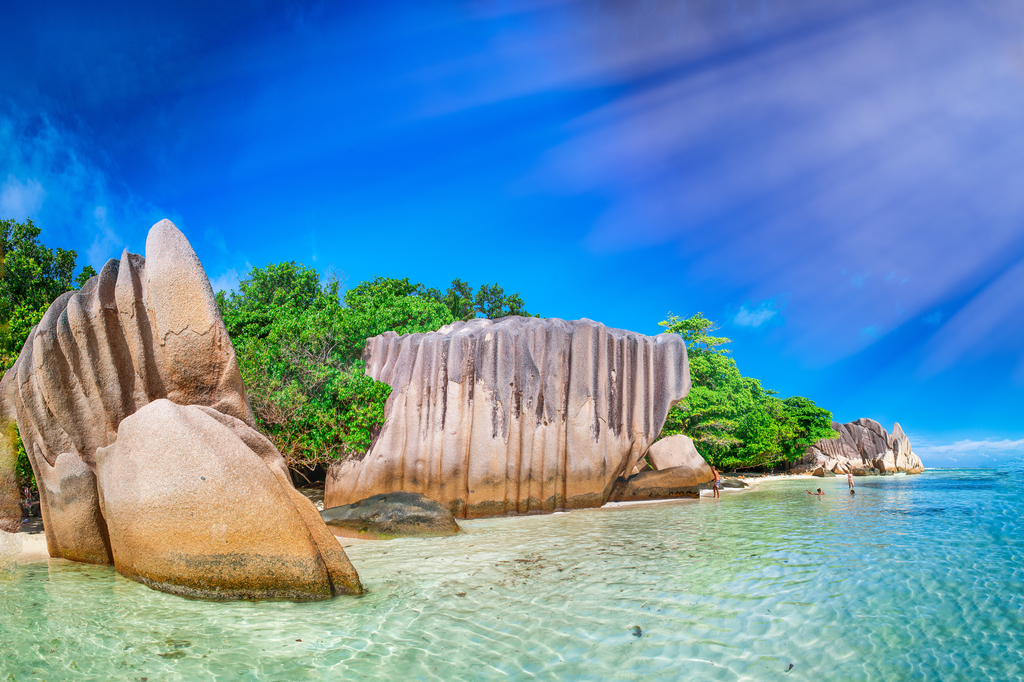 Lais Puzzle - Erstaunlicher Panoramablick auf die Anse Source Argent vom Meer aus. La Digue, Seychellen - 2.000 Teile p-314952