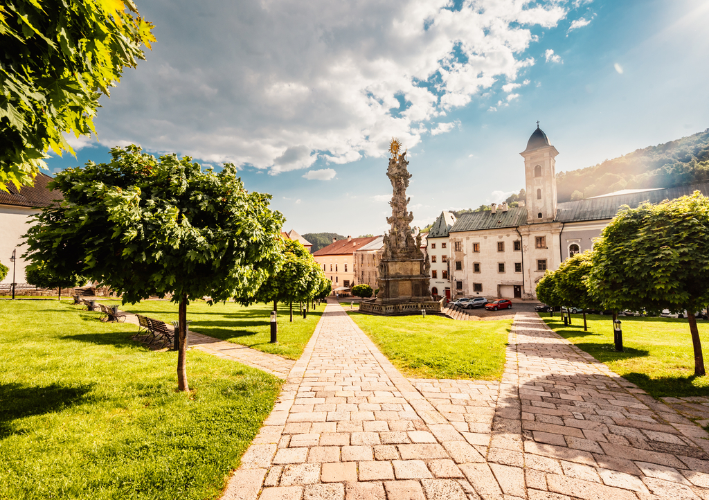 Lais Puzzle - Historischer Stadtplatz in der Bergbaustadt Kremnica in der Slowakei. Aussicht auf die Burg und die St. Katharinen-Kirche in der Stadt - 1.000 Teile p-315449