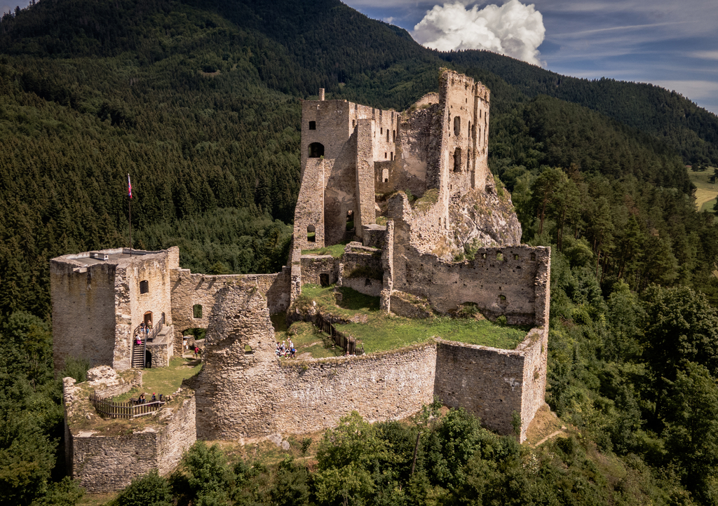 Lais Puzzle - Luftaufnahme der Burg Likava im Dorf Likavka in der Slowakei - 1.000 Teile p-315461