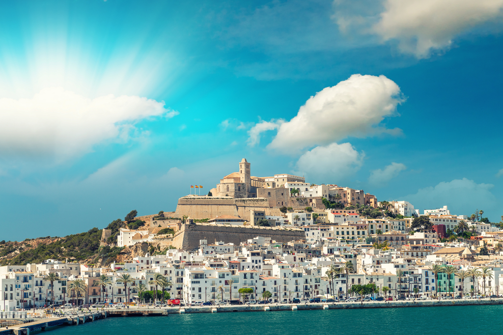 Lais Puzzle - Der Hafen von Ibiza an einem schönen Tag. Balearische Inseln - 2.000 Teile p-315912