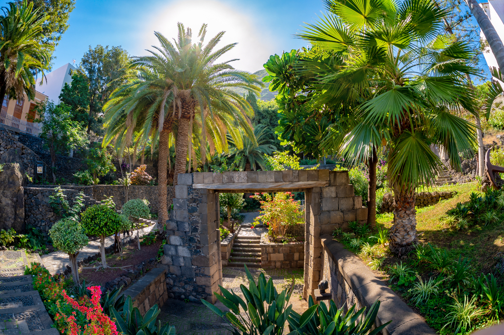 Lais Puzzle - Schöner tropischer Garten des Dorfes Garachico, historische Überreste der Puerta de Tierra auf Teneriffa - Kanarische Insel - 2.000 Teile p-316488