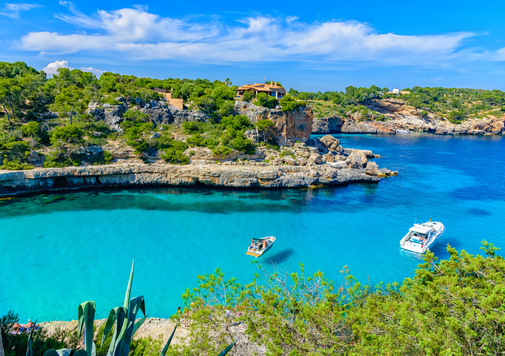 Lais Puzzle - Sommerurlaubsszene mit Booten auf dem türkisfarbenen Meer von Mallorca am Strand von Cala Llombards, Palma de Mallorca in Spanien - 1.000 Teile p-316541