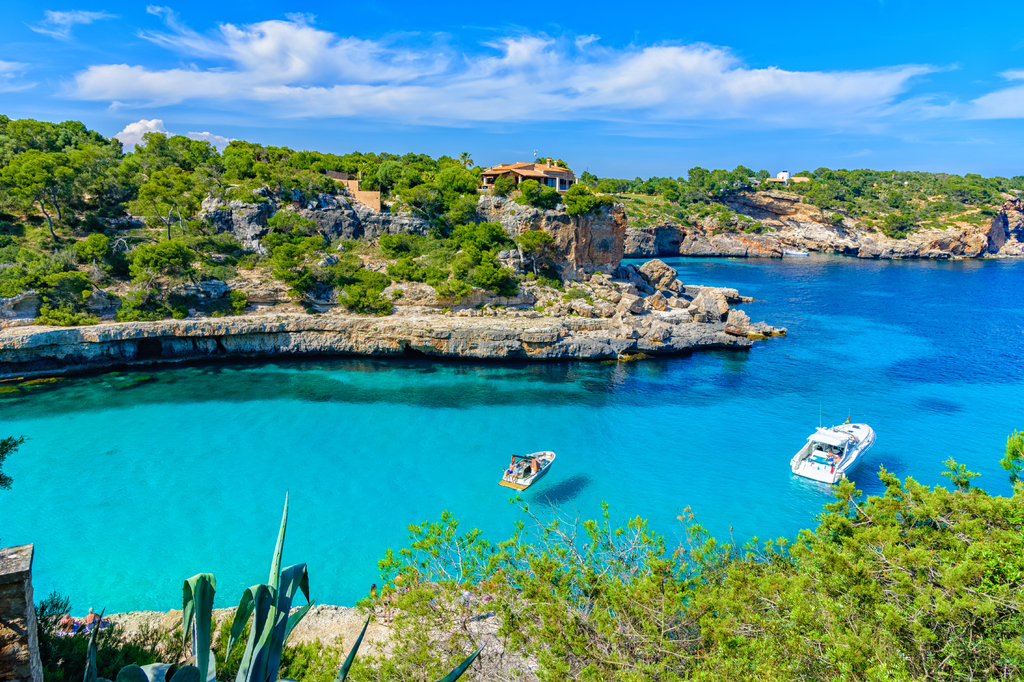 Lais Puzzle - Sommerurlaubsszene mit Booten auf dem türkisfarbenen Meer von Mallorca am Strand von Cala Llombards, Palma de Mallorca in Spanien - 2.000 Teile p-316542
