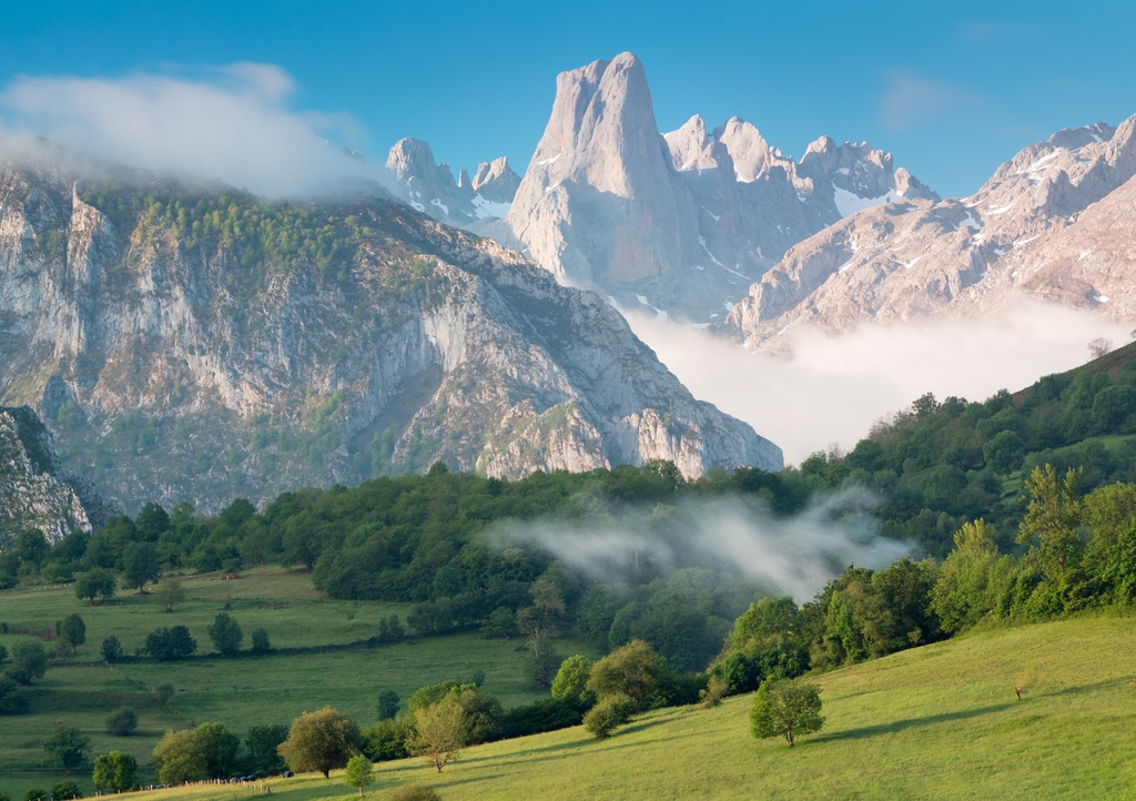 Lais Puzzle - Die Picos de Europa sind ein Gebirgszug, der sich über etwa 20 km erstreckt und Teil des Kantabrischen Gebirges in Nordspanien ist - 1.000 Teile p-317123