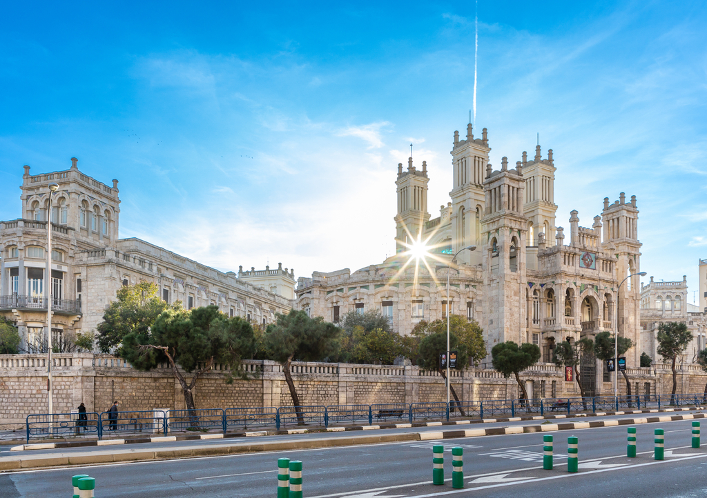 Lais Puzzle - Das Hospital de Maudes ist ein ehemaliges Krankenhaus in Madrid, heute ein offizielles Regierungsgebäude - 1.000 Teile p-317195