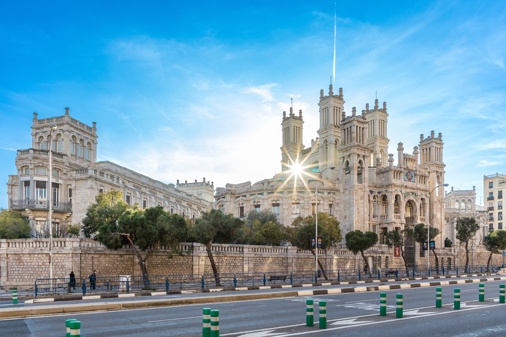 Lais Puzzle - Das Hospital de Maudes ist ein ehemaliges Krankenhaus in Madrid, heute ein offizielles Regierungsgebäude - 2.000 Teile p-317196