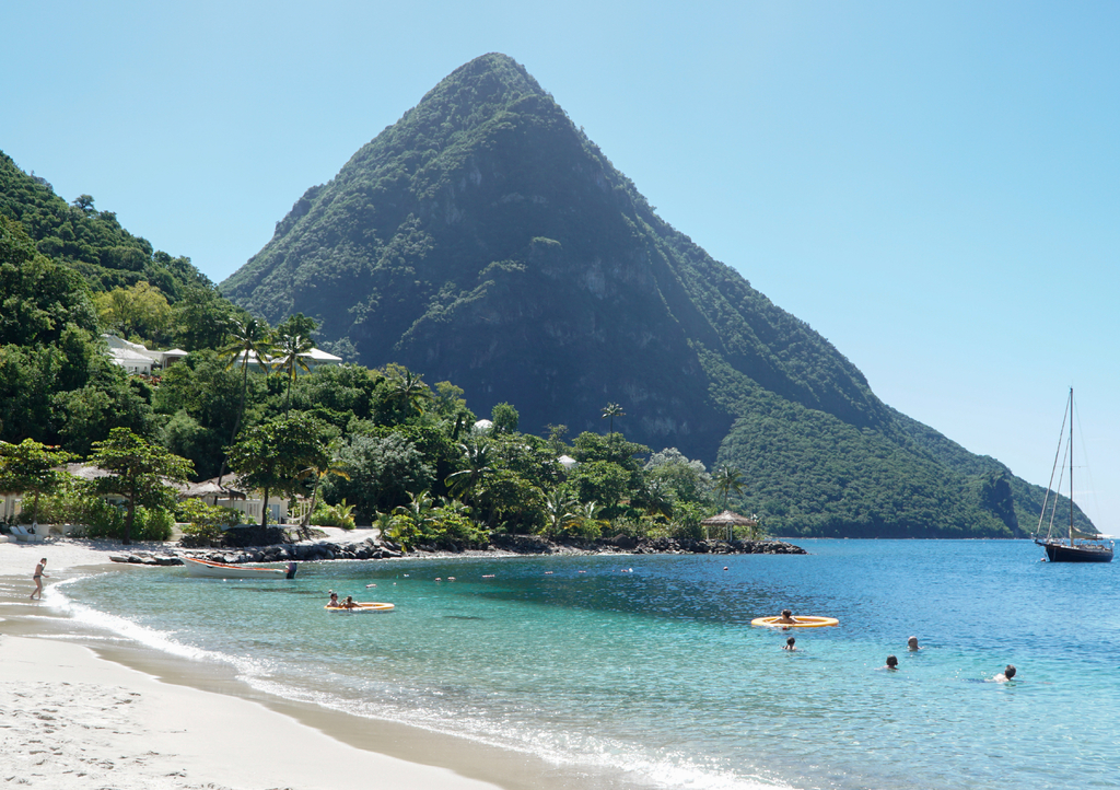 Lais Puzzle - Die Piton-Berge Gros Piton und Petit Piton in einem üppigen grünen Wald neben dem blauen Ozean auf der Insel St. Lucia in der Karibik - 1.000 Teile p-317459