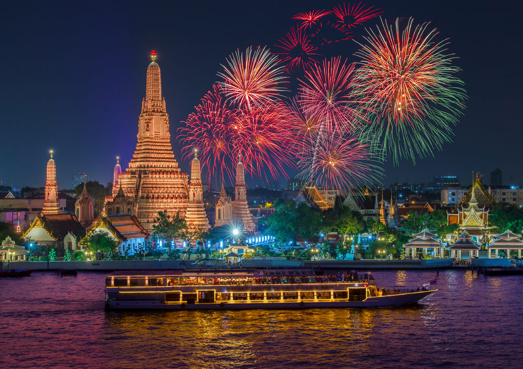 Lais Puzzle - Wat Arun und Kreuzfahrtschiff in der Nacht unter Neujahrsfeier, Bangkok Stadt, Thailand - 1.000 Teile p-318545