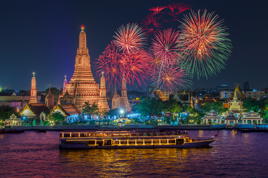 Lais Puzzle - Wat Arun und Kreuzfahrtschiff in der Nacht unter Neujahrsfeier, Bangkok Stadt, Thailand - 2.000 Teile p-318546