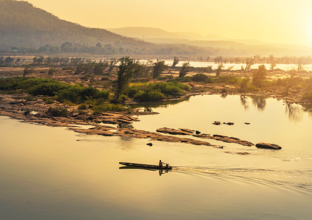 Lais Puzzle - Holzfischerboot auf dem Mekong bei Sonnenaufgang im thailändischen Bezirk Khongjiam an der thailändisch-laotischen Grenze - 1.000 Teile p-318569