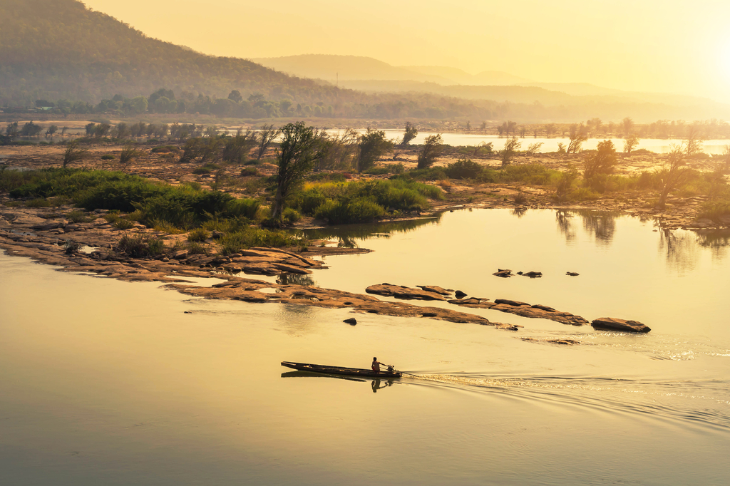Lais Puzzle - Holzfischerboot auf dem Mekong bei Sonnenaufgang im thailändischen Bezirk Khongjiam an der thailändisch-laotischen Grenze - 2.000 Teile p-318570