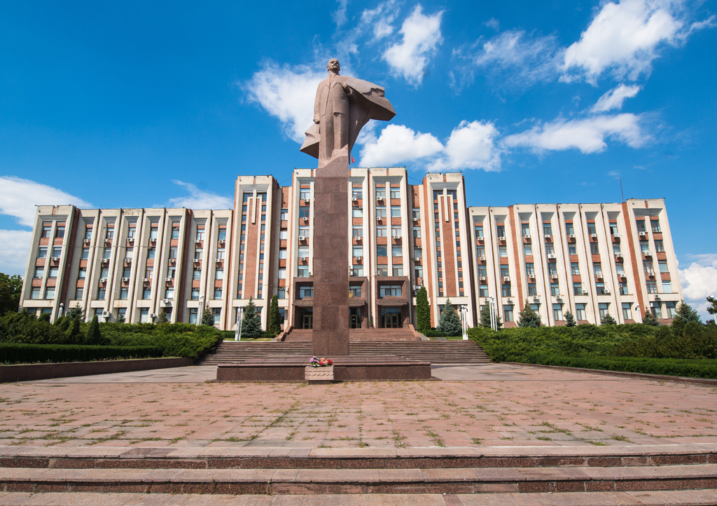 Lais Puzzle - Das Parlamentsgebäude und die Lenin-Statue. Tiraspol ist die Hauptstadt von Transnistrien, einem von den Vereinten Nationen nicht anerkannten Selbstverwaltungsgebiet - 1.000 Teile p-319151
