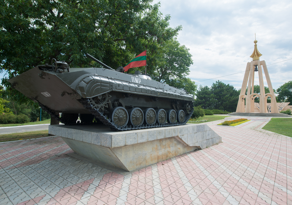 Lais Puzzle - Eine Panzerattraktion in Transnistrien, Bender. Transnistrien ist ein selbstverwaltetes Gebiet, das von den Vereinten Nationen nicht anerkannt wird. - 1.000 Teile p-319157