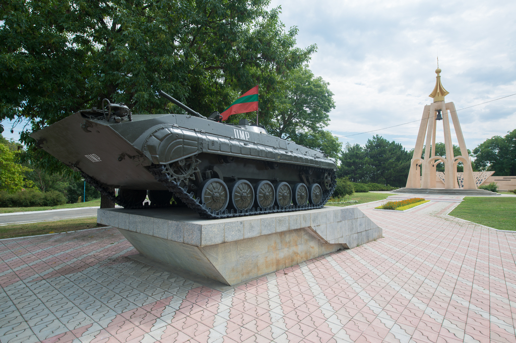 Lais Puzzle - Eine Panzerattraktion in Transnistrien, Bender. Transnistrien ist ein selbstverwaltetes Gebiet, das von den Vereinten Nationen nicht anerkannt wird. - 2.000 Teile p-319158