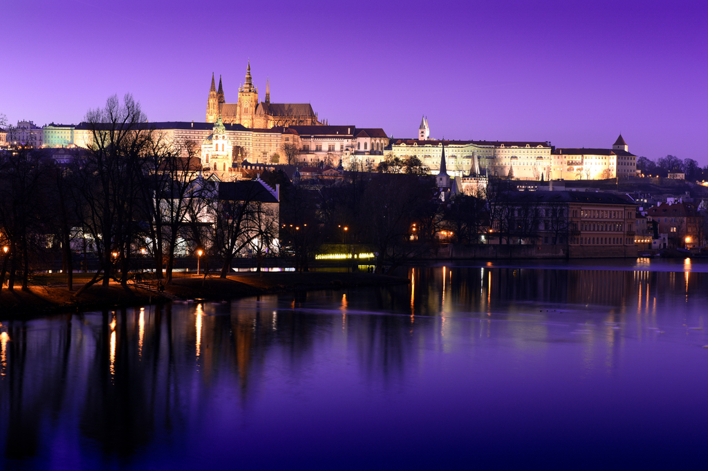 Lais Puzzle - Panoramablick auf die Burg Hradschin, den Veitsdom und die Karlsbrücke in Prag, Tschechische Republik bei Sonnenuntergang mit dramatischem Himmel - 2.000 Teile p-319440