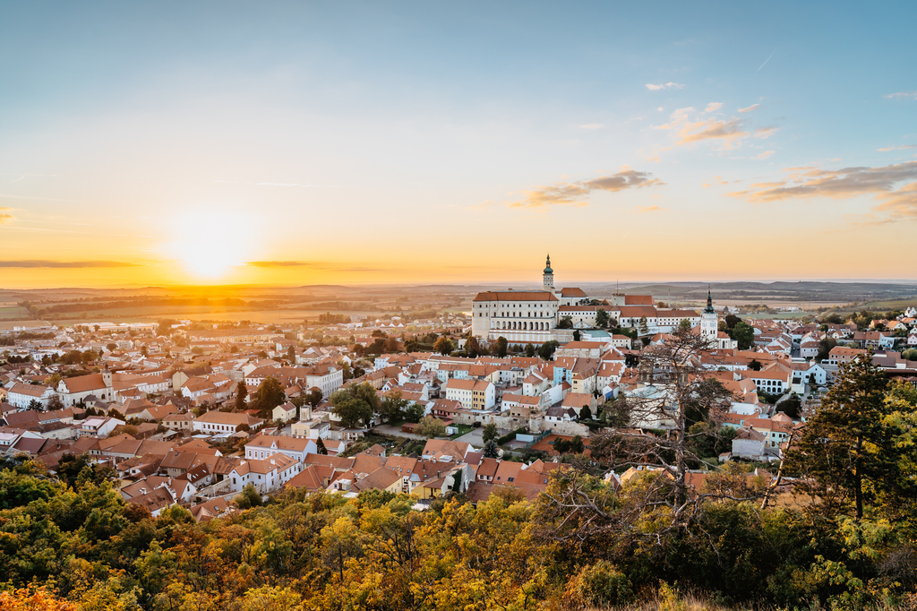 Lais Puzzle - Ansicht von Mikulov mit schönem Barockschloss auf dem Felsen bei Sonnenuntergang, Südmähren, Tschechische Republik - 2.000 Teile p-319560