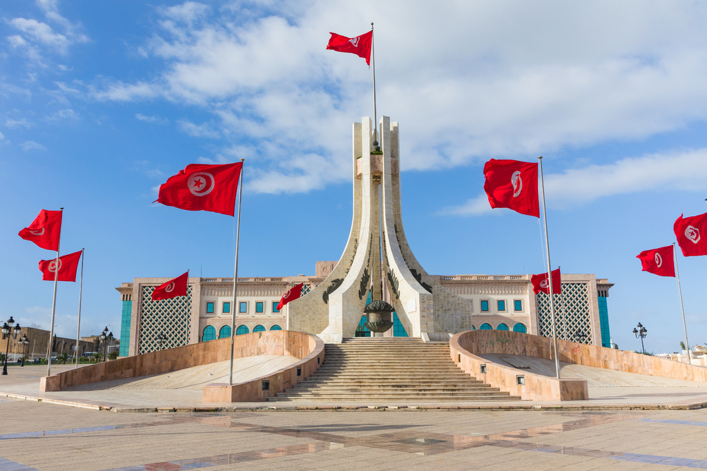 Lais Puzzle - Öffentlicher Platz von Tunis, Nationaldenkmal und Rathaus, Tunesien - 2.000 Teile p-319686