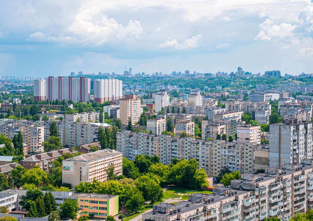 Lais Puzzle - Landschaftliche Ansicht der Stadt mit grünen Bäumen an einem sonnigen Tag gegen den bewölkten Himmel, Modernes Äußeres des Wohnviertels von Kiew in der Ukraine - 1.000 Teile p-320735