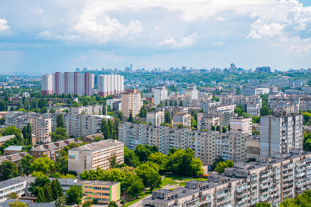Lais Puzzle - Landschaftliche Ansicht der Stadt mit grünen Bäumen an einem sonnigen Tag gegen den bewölkten Himmel, Modernes Äußeres des Wohnviertels von Kiew in der Ukraine - 2.000 Teile p-320736
